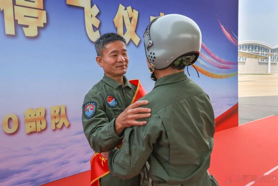 🫡3名“老飞”光荣停飞空军某部隆重举行停飞仪式，3名身披红色绶带的“老飞”，身