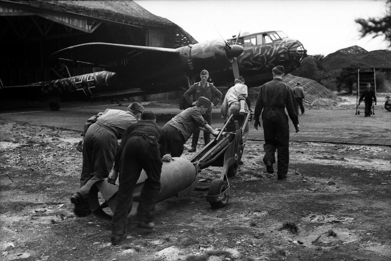 1943年，德军机场上，地勤技术兵正在完成炸弹的检查、引信调试及挂装准备工作，准