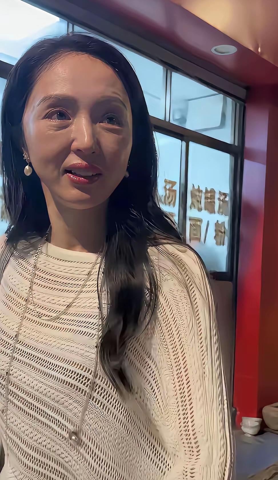昔日惊艳时光的女神，如今也被岁月留下痕迹。岁月从不饶人，看完不禁感慨万千。