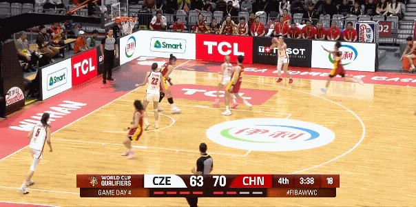 我们的防守队员就眼睁睁看着捷克女篮队员投三分，然后回来再给人家一个违体犯规，好在