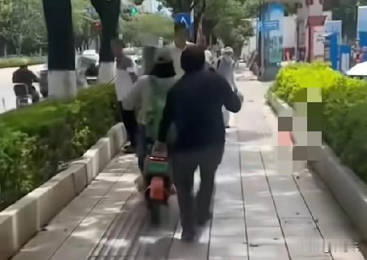 8月17日，浙江一女子反映，他们一家在昆明旅游，乘坐阳光出行网约车，司机不当驾驶
