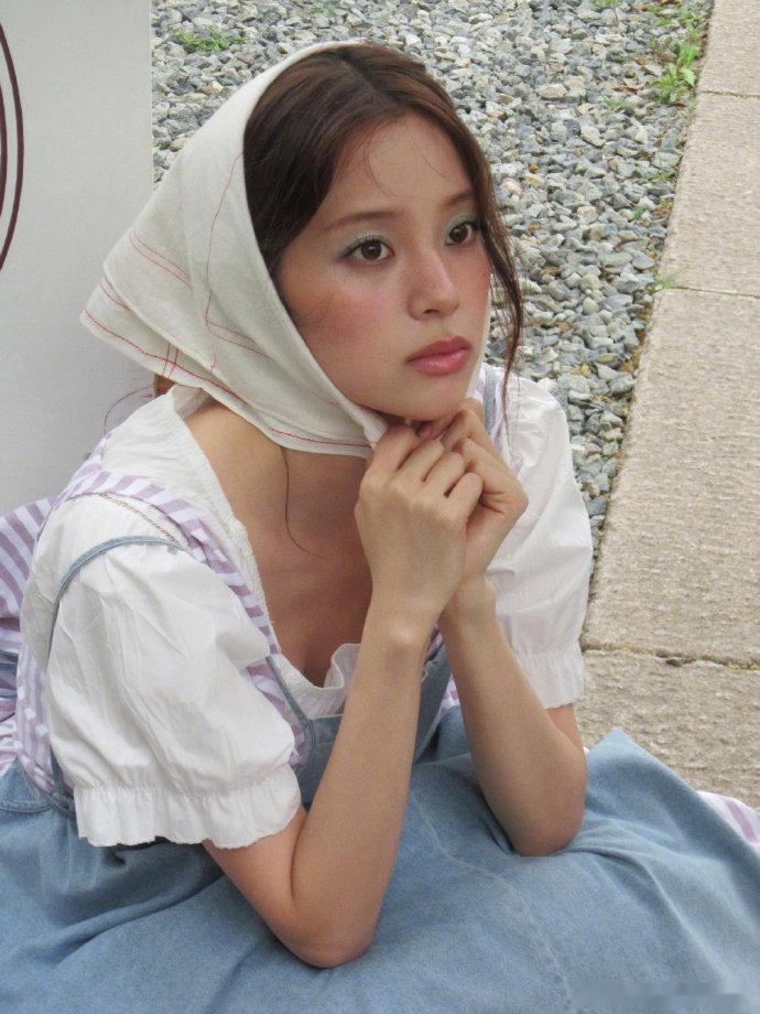 又一次被欧阳娜娜审美折服真的会被娜比的小巧思惊艳到！这次田园风大片，最绝的就是