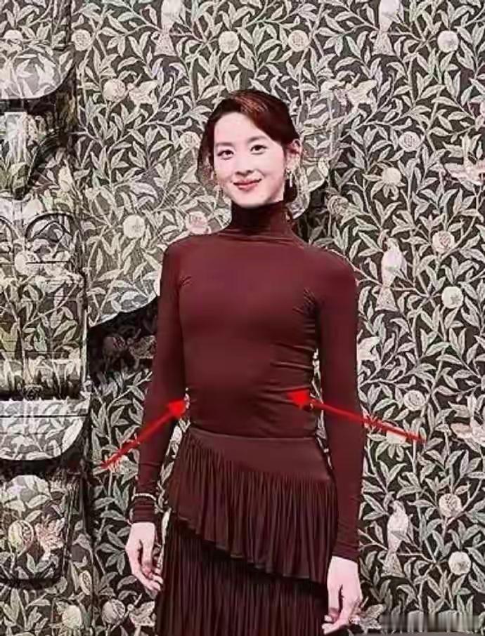 章泽天这是天天打网球练出了腹肌了吗，还是天生太瘦骨头突出呢