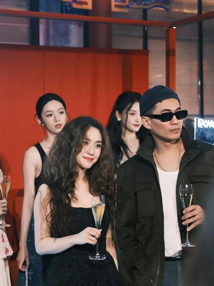 何超莲和周也同框，一看就知道演员这碗饭真的是老天赏饭吃。