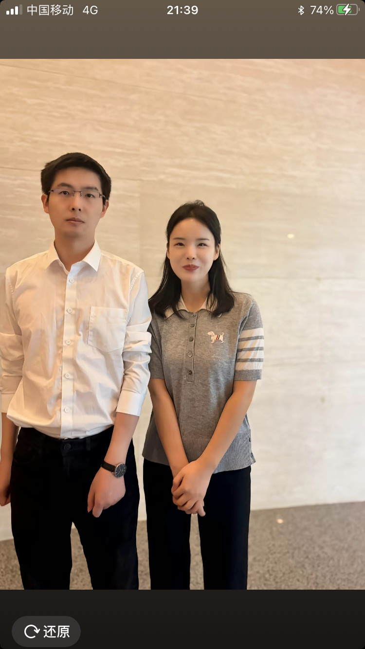 王兴兴不愁找不到对象，他是90年后混的比较好的，旁边的美女一脸娇羞，普通男生想找个对象真的很难。