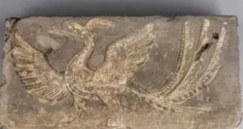 1990年春，甘肃敦煌马家湾村的农妇正准备抓鸡给受伤的丈夫补身子，却意外发现一个