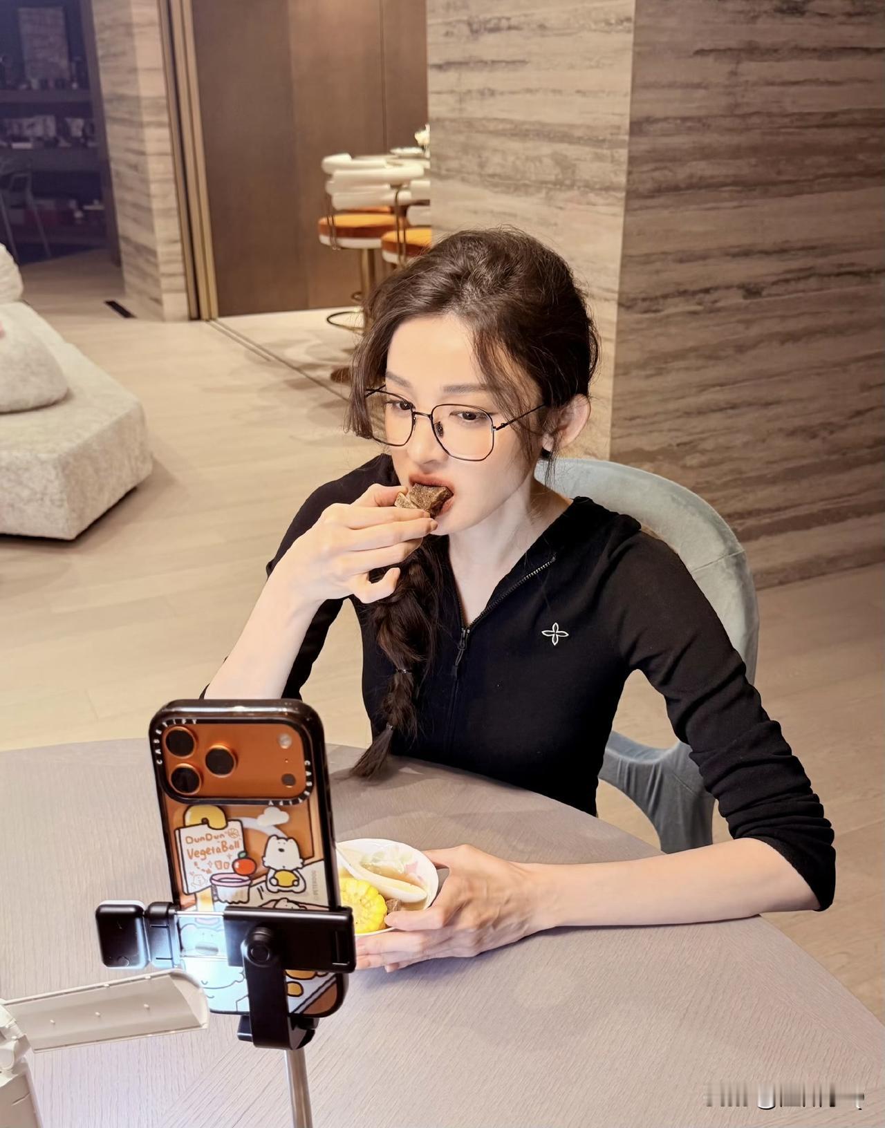 娜扎好会玩谐音梗做宣传，吃着玉米排骨，看着《玉茗茶骨》，绝配～