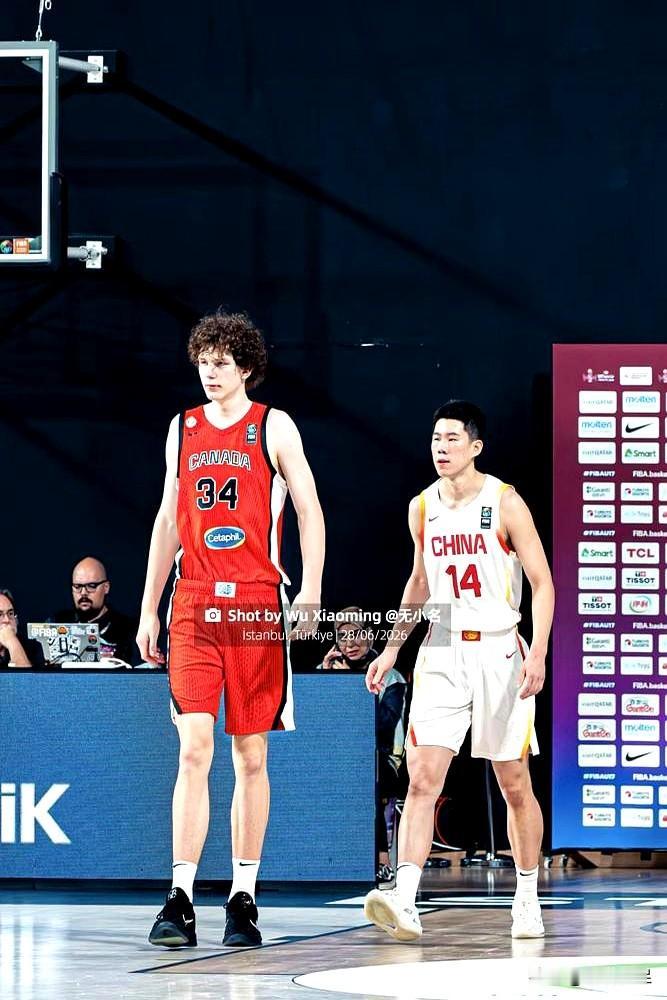 抬头的一瞬间，才发现天花板原来还能再高。15岁，2米29，加拿大少年Jerem