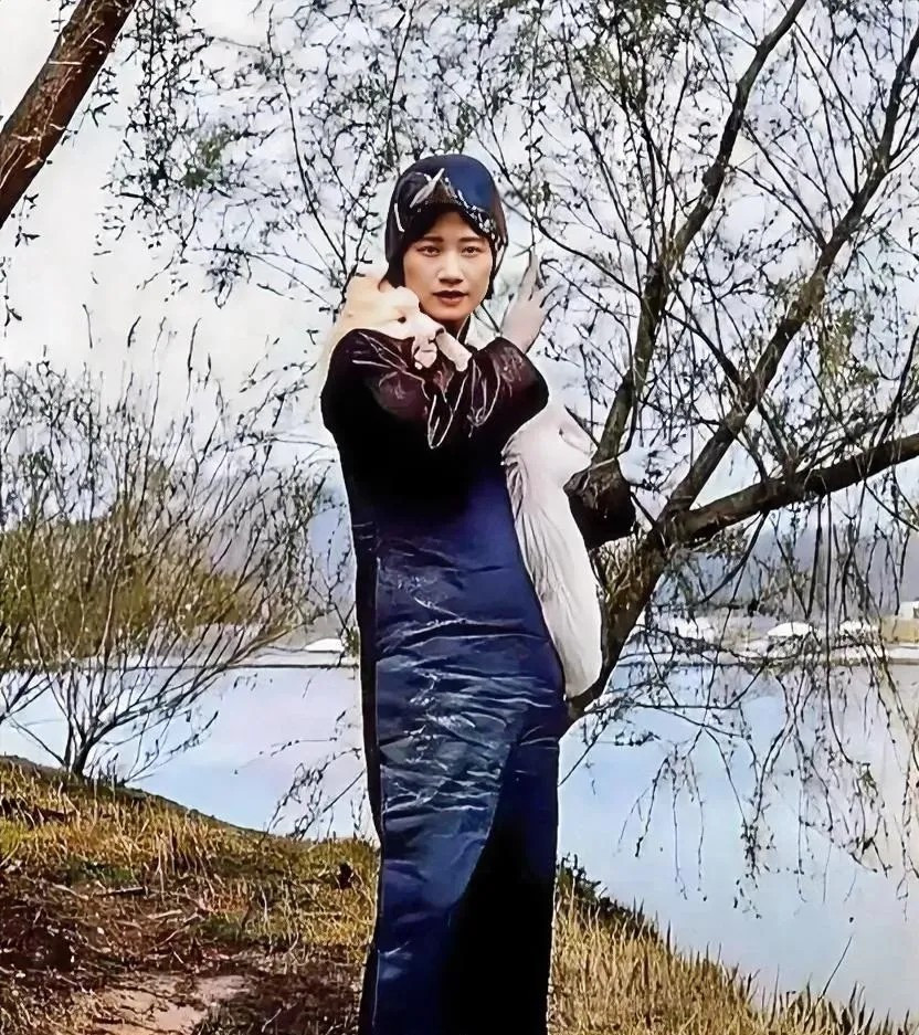 1930年27岁的陆小曼就是这个样子的。