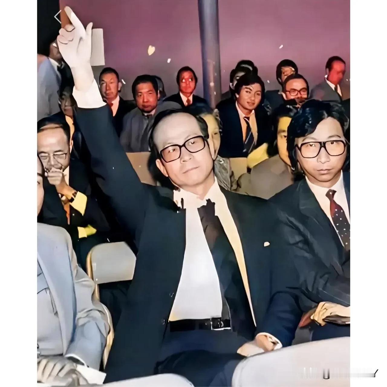这张照片展现出了李嘉诚1980年在香港竞拍场的情景，那时候李嘉诚52岁，霸气侧漏