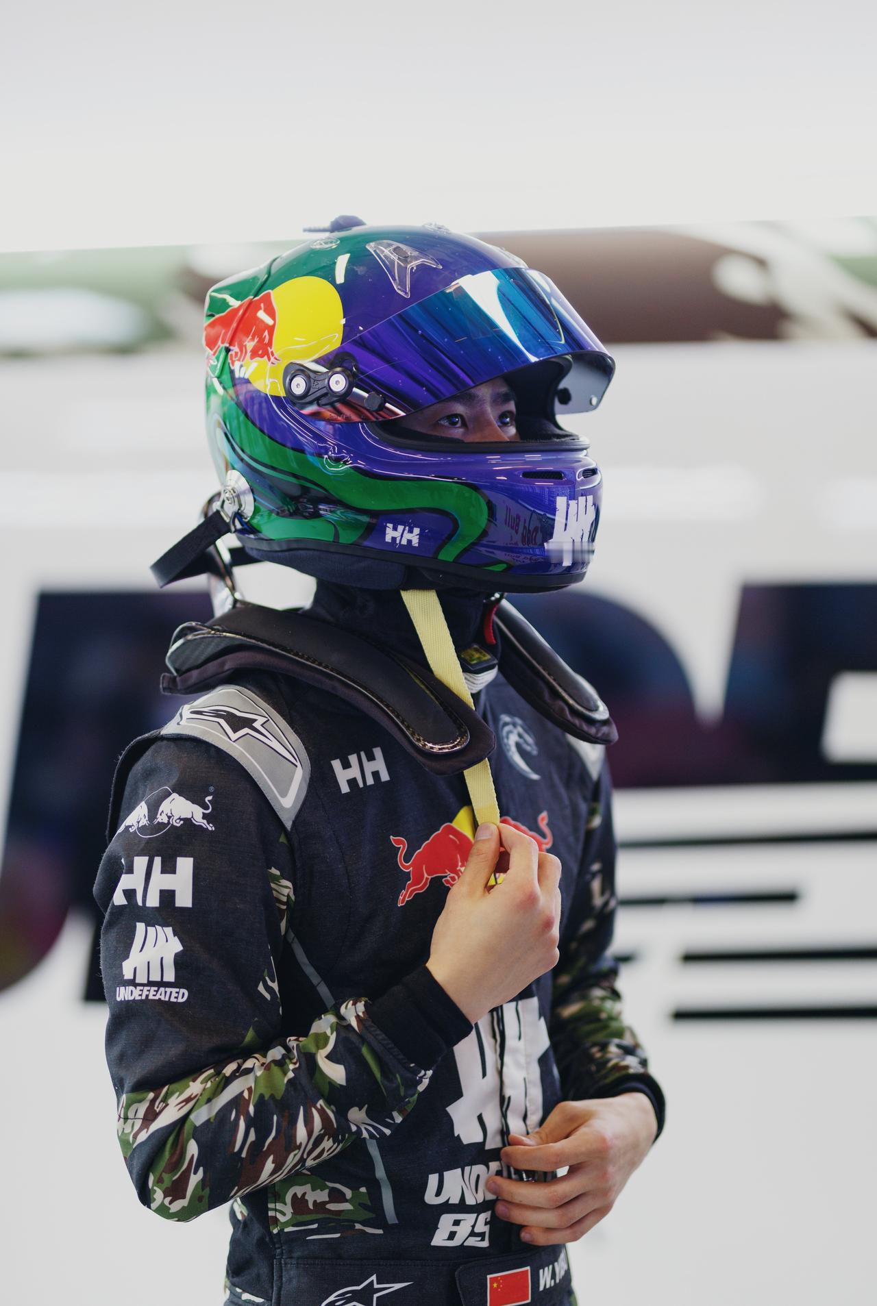 王一博这次的头盔好炫酷啊~一整条竹叶青🐍环绕在四周~阻燃服也爬满品牌霸霸的