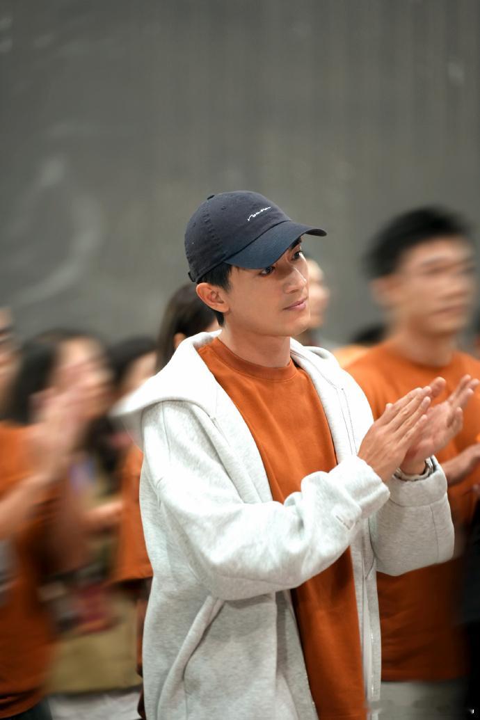 林更新两京十五日手拿红包开机照林更新吴定缘期待相见林更新吴定缘期待相，两京十五