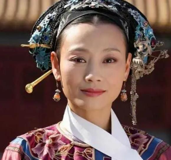 1703年，雍亲王正独自喝酒，身旁服侍的侍女，突然走上前低声地说：“王爷，奴婢陪