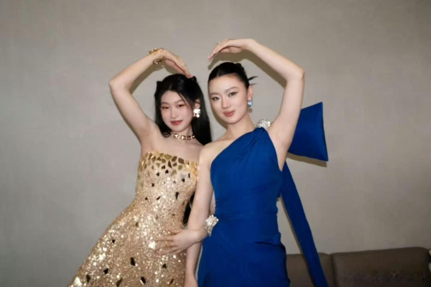 沈佳润单依纯比心贴贴合照​​​就爱看妹宝们贴贴～好萌的两个小女孩！​​​