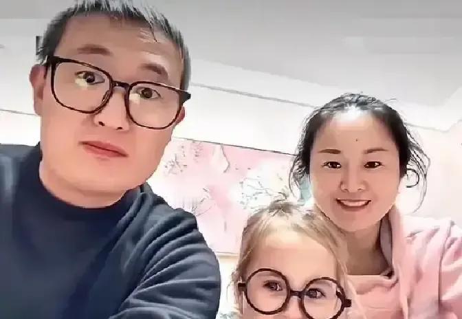 江苏李女士生了个金发碧眼的娃，全家被问是不是抱错了。护士偷偷嘀咕，亲戚群里炸锅