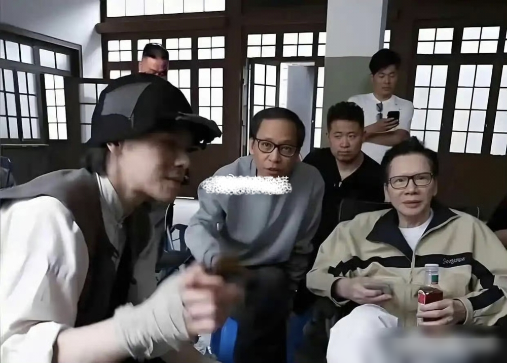 向佐拍短剧，200万成本3个月赚了7000万？向华强都亲自跑去横店探班了。他以为儿子在小打小闹，结果