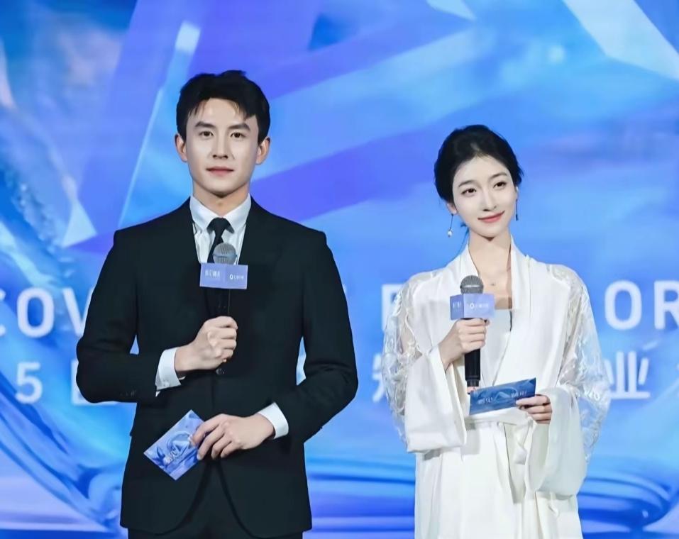 顶流男星第一个感谢的，不是导演，不是粉丝，是把他从素人堆里拽出来的女人。三年前