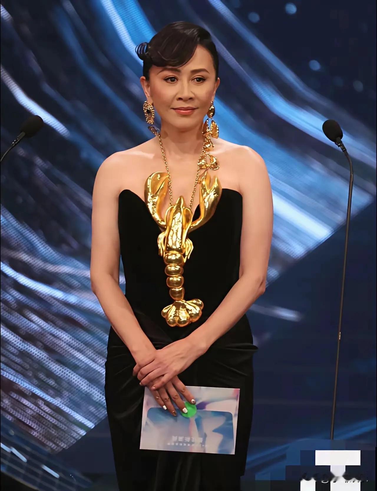 刘嘉玲脖子上的小龙虾金链子好抢镜！尽显霸气风范，那大金链子真的美极了！她身着一袭