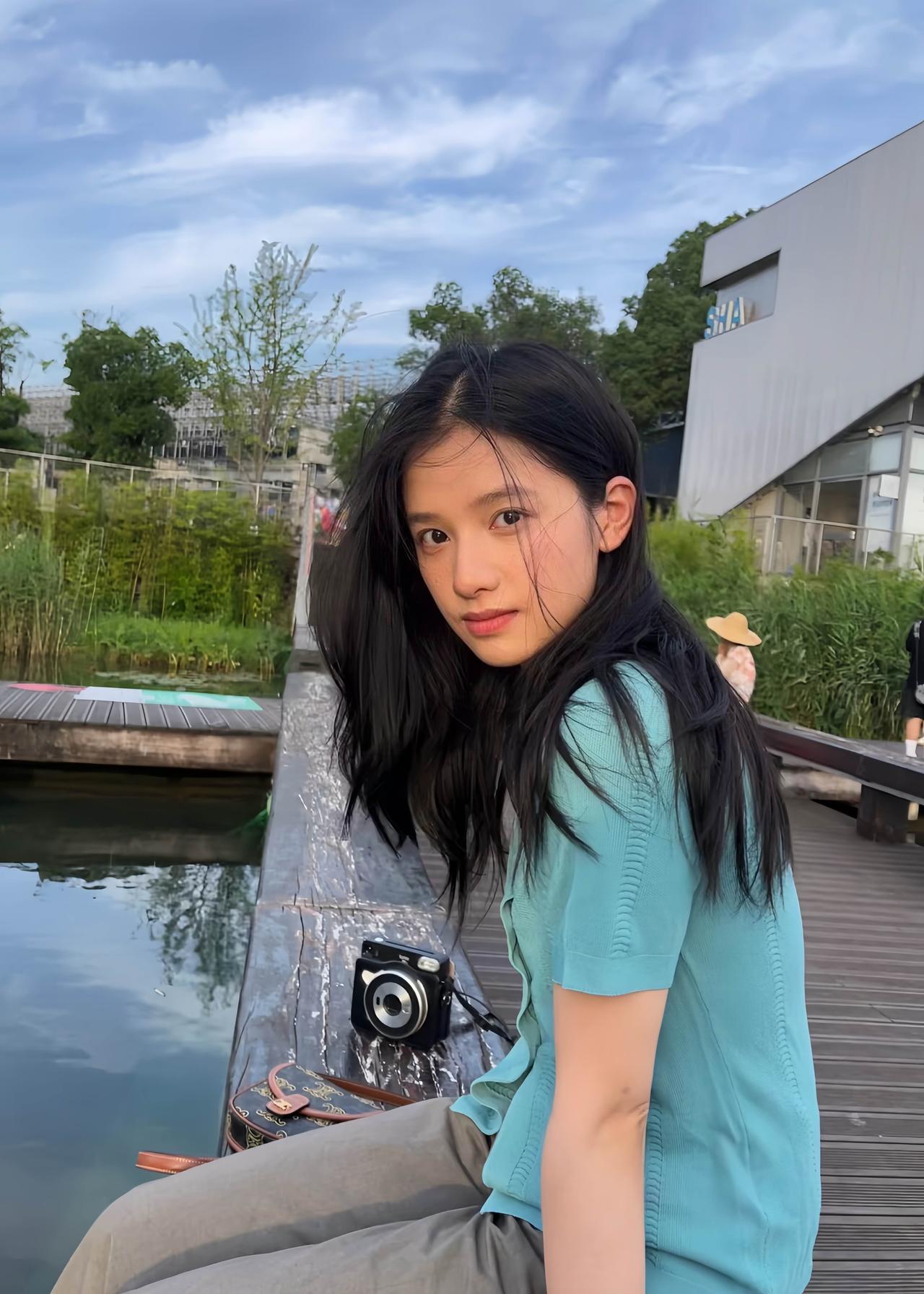 张婧仪这张风景照，少女气息扑面而来，太适合拿来当壁纸啦，哈哈。张婧仪壁纸张婧仪