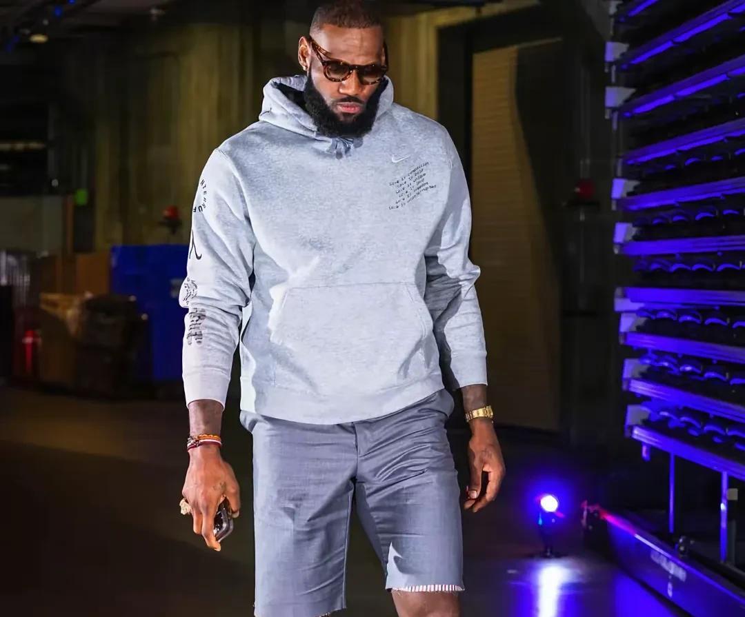 詹姆斯又入选最佳阵容啦，连续21个赛季，这可是NBA历史独一份！新秀赛季后