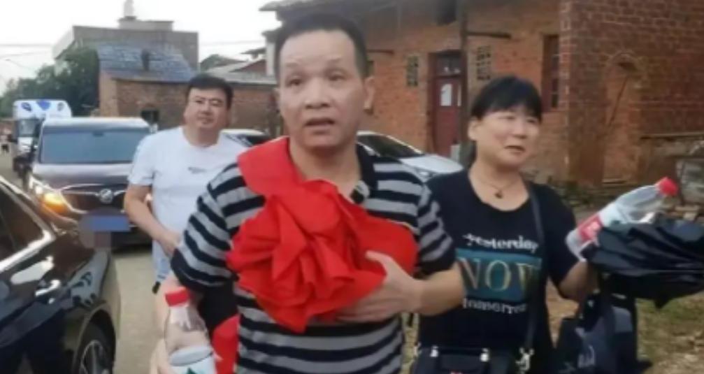 他叫张玉环，2020年无罪释放，拿到496万国家赔偿。这笔钱，他分给儿子