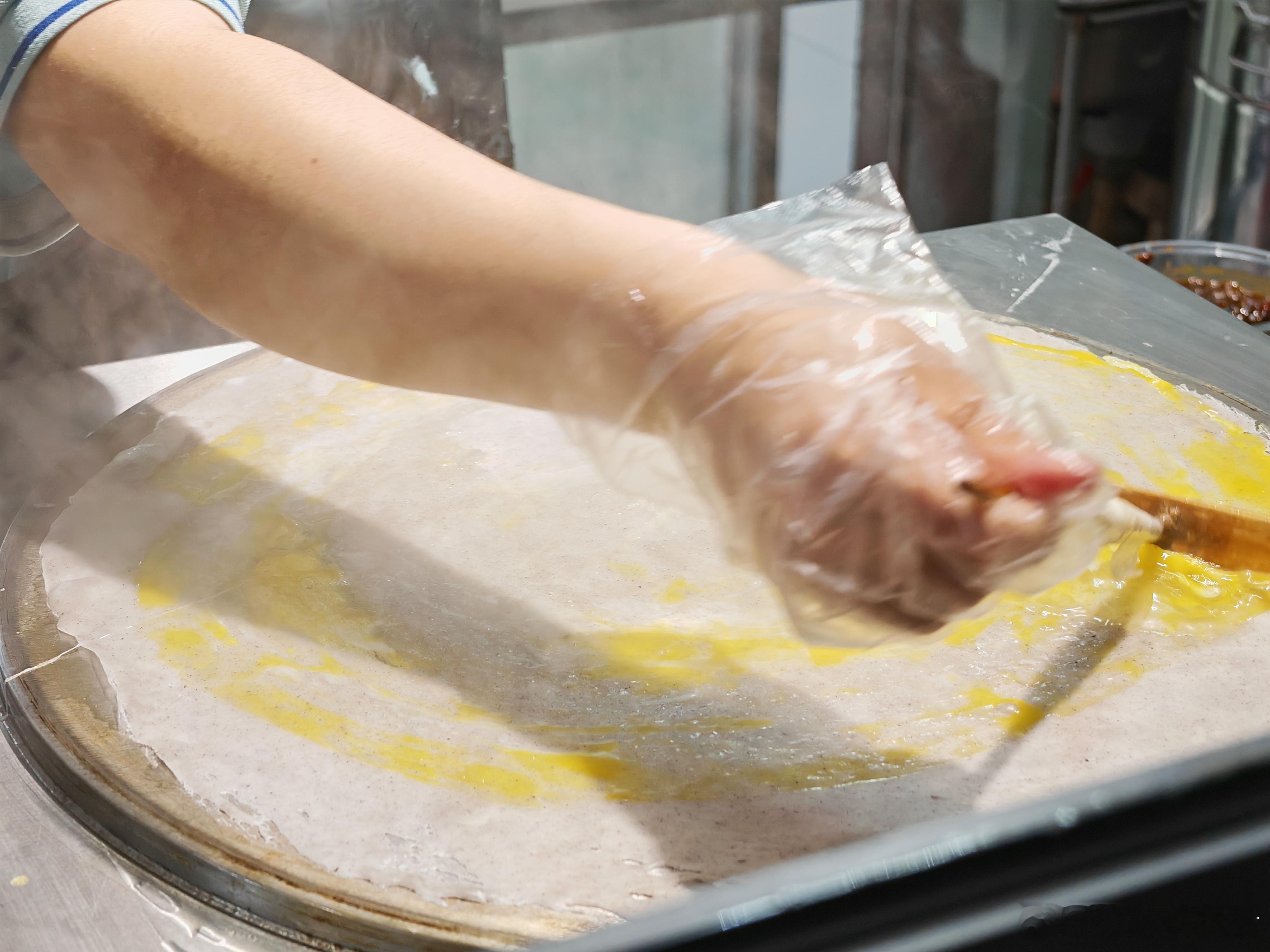 今天早上又吃的煎饼豆腐脑，就问你们羡慕不？[大笑]​​​