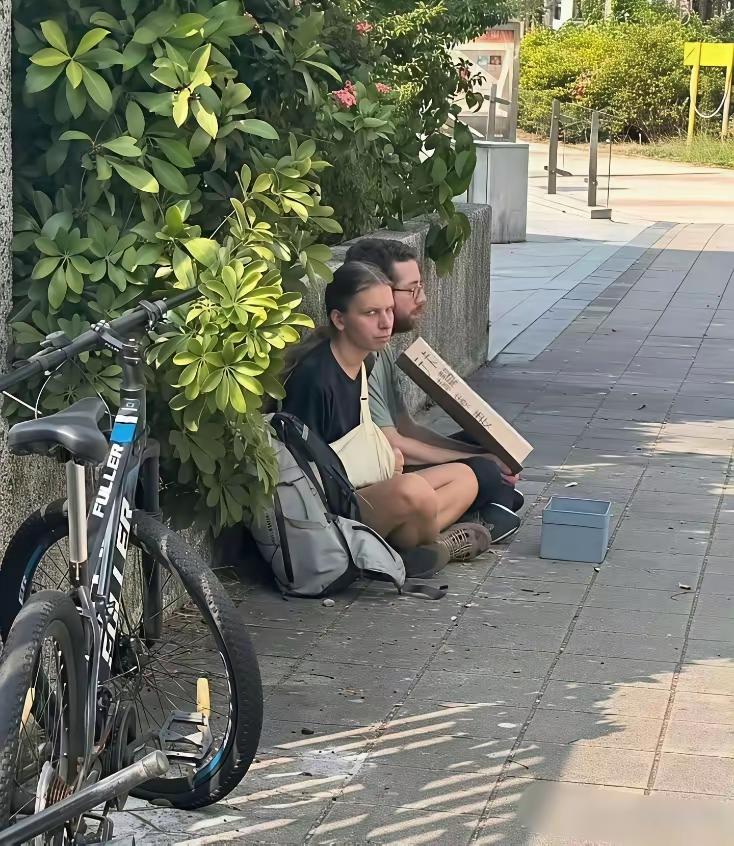 这么年轻，也来干这一行了。你会给吗？