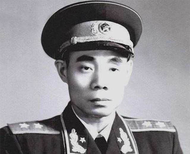 吴信泉是中华人民共和国开国中将，他有8个儿子、4个女儿，周总理调侃：你们家是航空