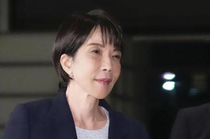 高市早苗威胁对华动武后，她的支持率不降反升，上涨5.5个百分点。对此，王毅外长的