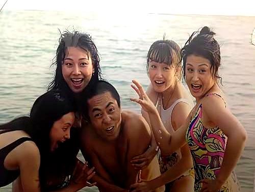 听说圈里又热闹了，某位张姓导演最近圈内风波：四女一男围桌打麻将，有人顺手递烟，气