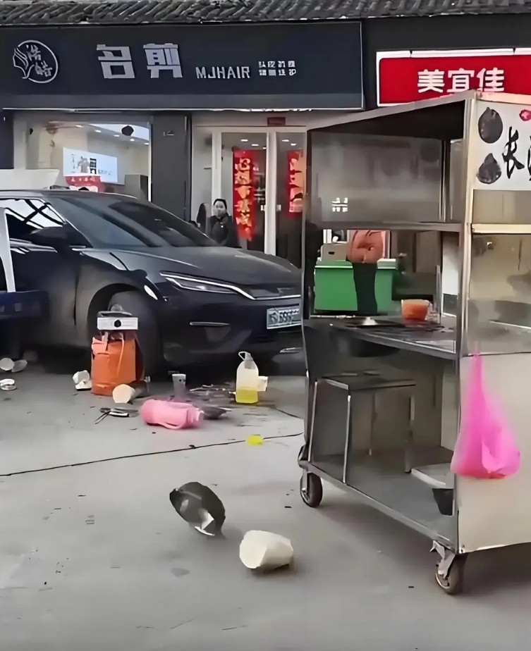 这可不是一个寻常的停车位置！四川内江的理发店老板竟能因为一个车位愤怒到拔刀杀人