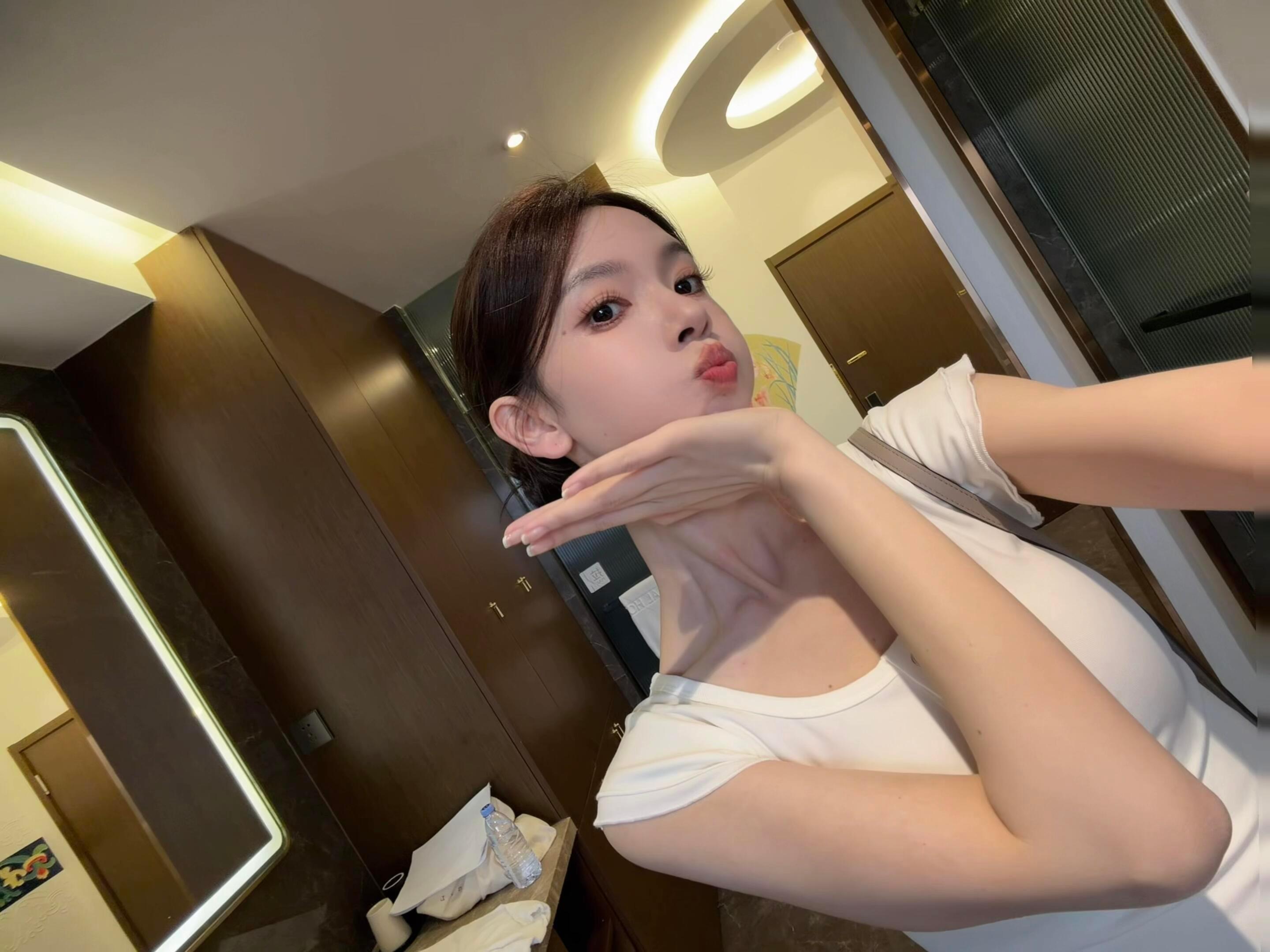陈瑶噘嘴自拍