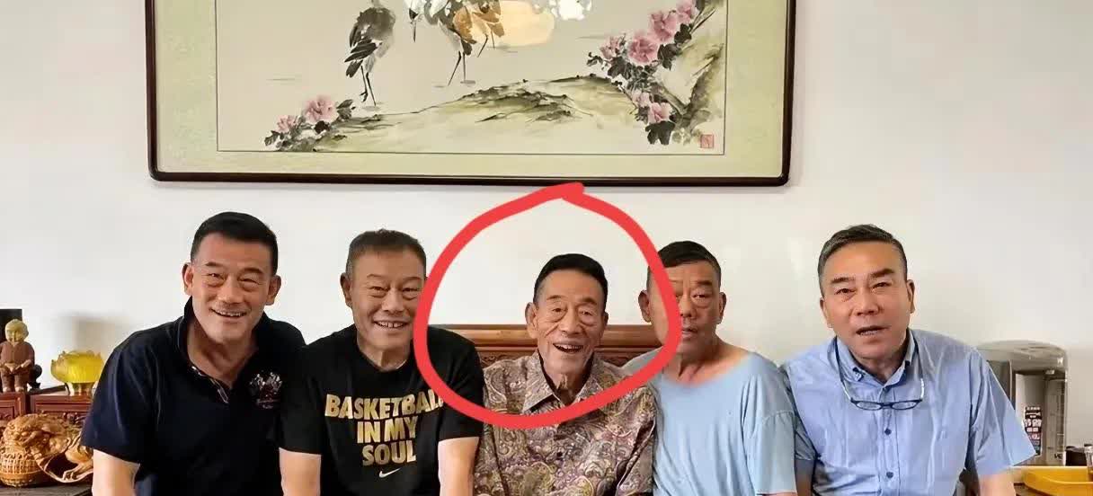 杨议住着4000平的豪宅父亲杨少华不和他一起住，反而和经济不好的