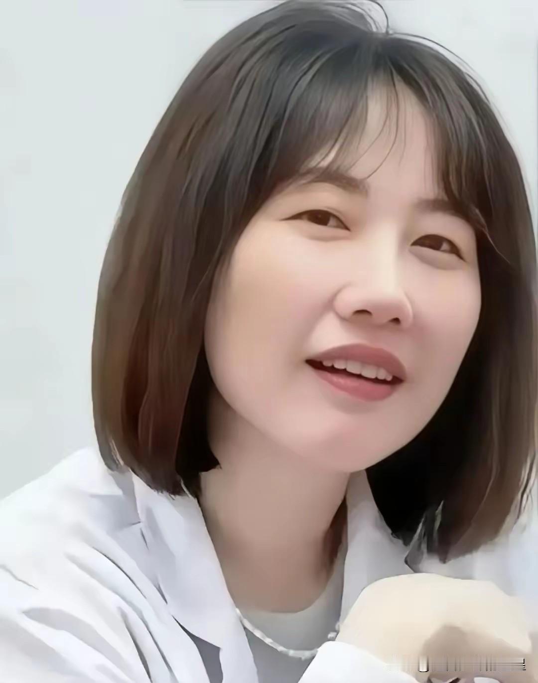 都说这医生之前的事儿闹得挺难看，可你看现在，她是不是反而“赚到了”？辞职后，