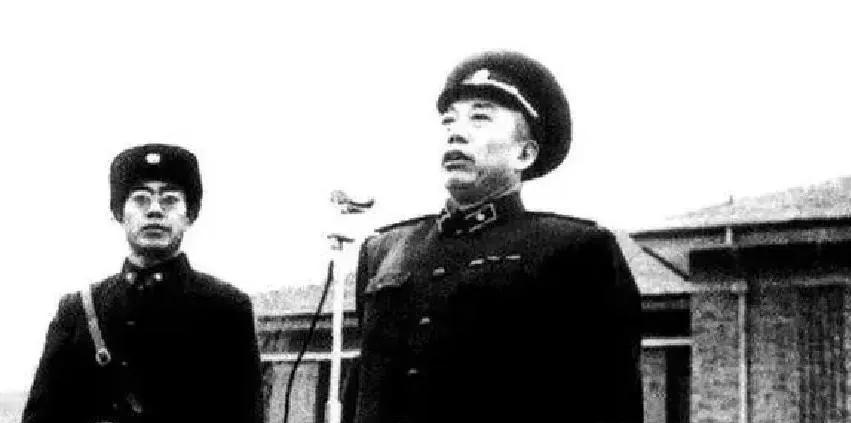 1957年，铁道兵司令王震上将遇到3个海军军官大声喝酒划拳。王司令走上前去，