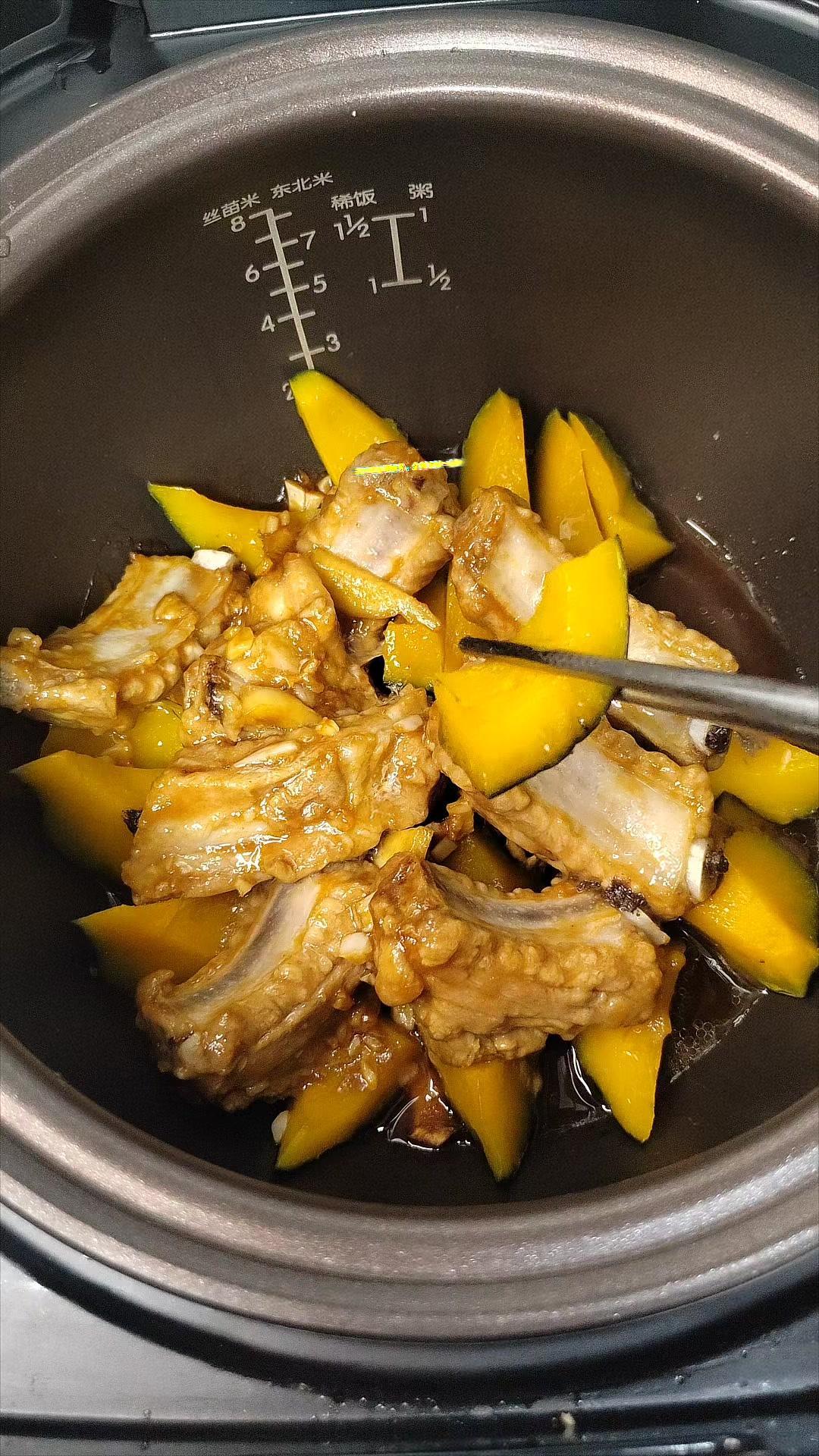 ✨南瓜焖排骨，全程不加一滴水，好吃又减脂，超简单。🍳食材：排骨、姜片、蒜