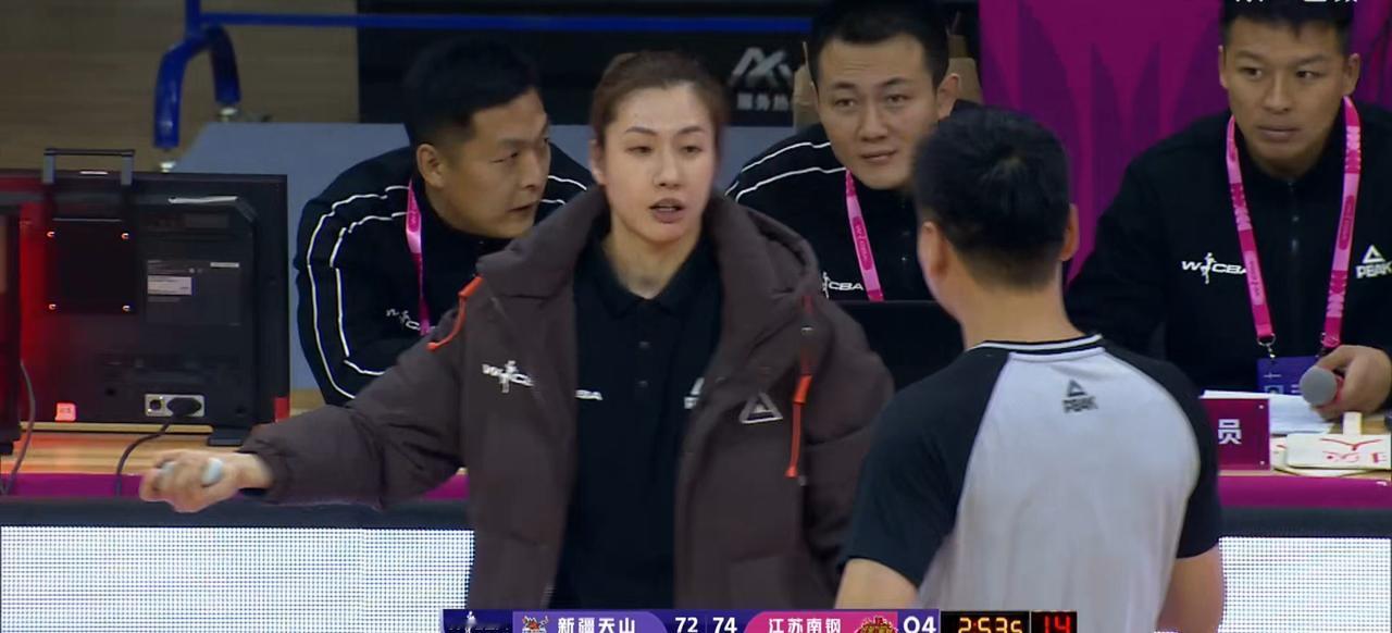 江苏女篮主教练陈晓佳挺有实力的。她在执教中展现出了出色的战术素养和领导能力。在赛