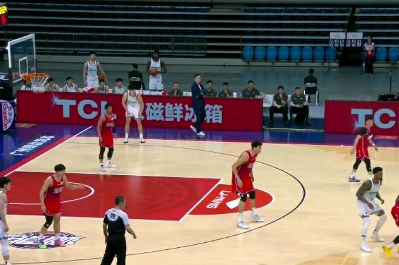 广州朗肽海本主场怎么没人看球？在广州朗肽海本主场迎战青岛崂山的比赛中：诺大的