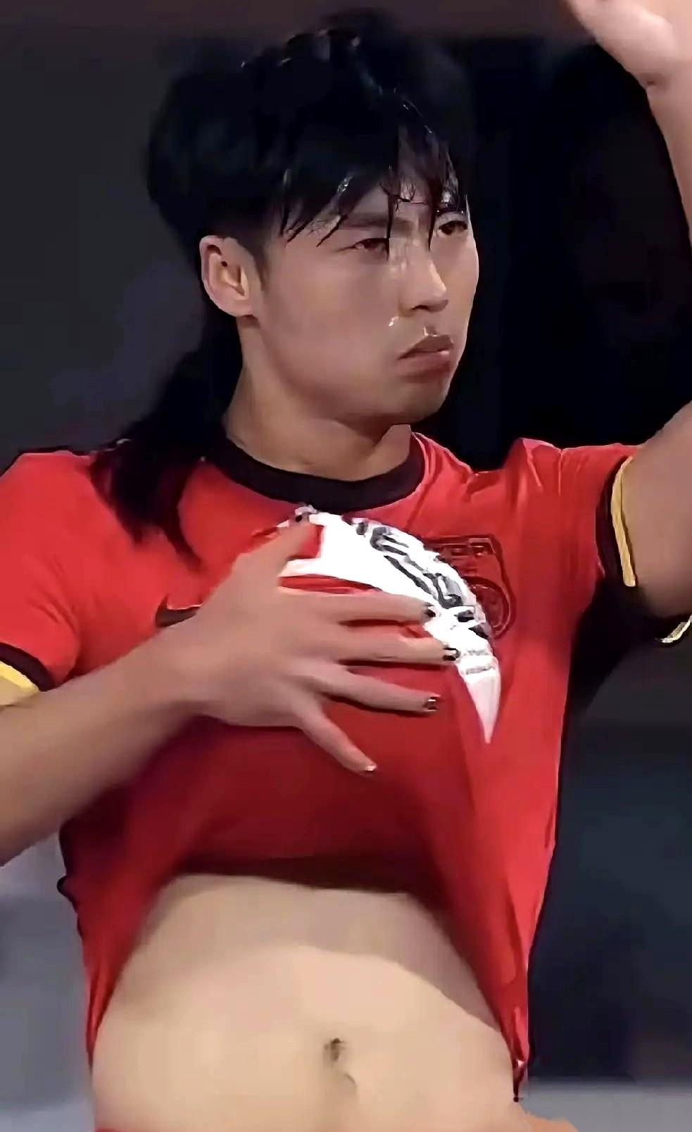 就因为涂了个指甲、留了个长发，一个国足U22的小伙子就被喷了？我特意去搜了下，