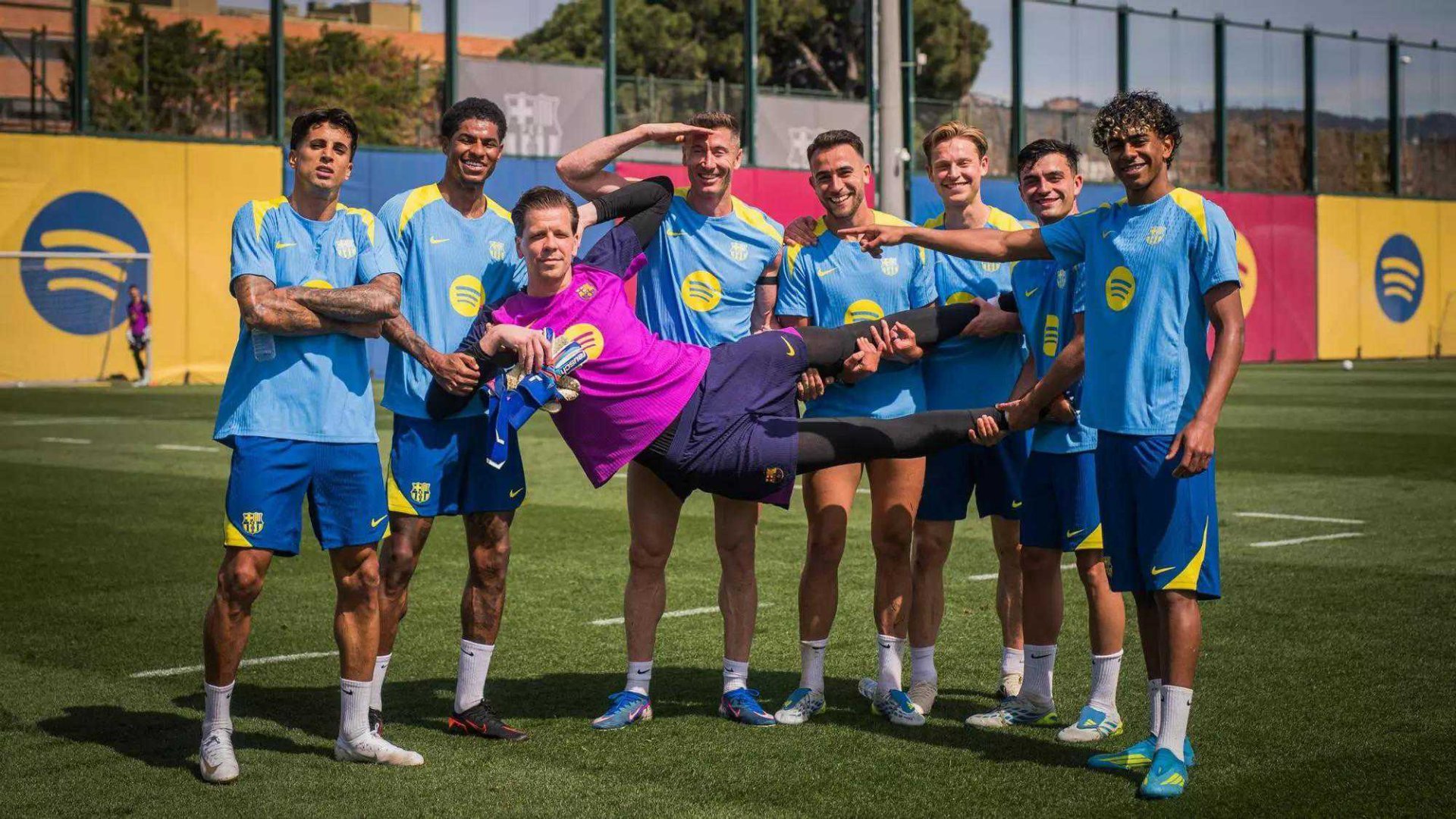 巴萨不急于让贝尔纳尔复出；费尔明出于保护缺席合练北京时间4月19日，据《每日体育