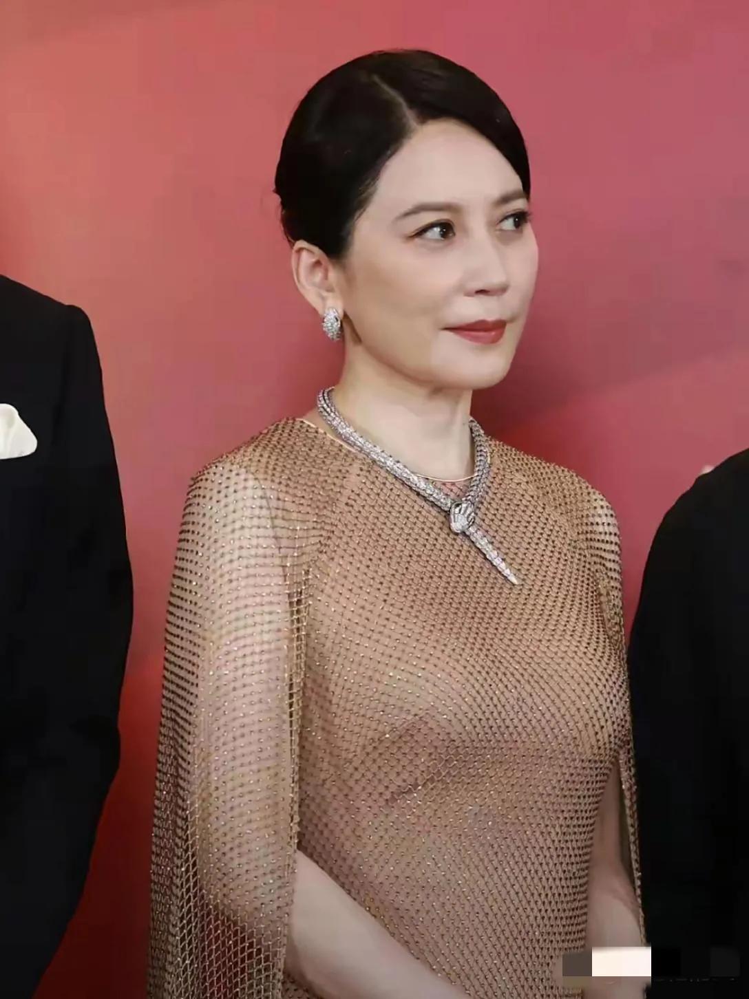 画面中的俞飞鸿鲜衣盛装，胖瘦合度，眉清目秀，肤如瑞雪，唇若丹霞，虽然精修后较为漂