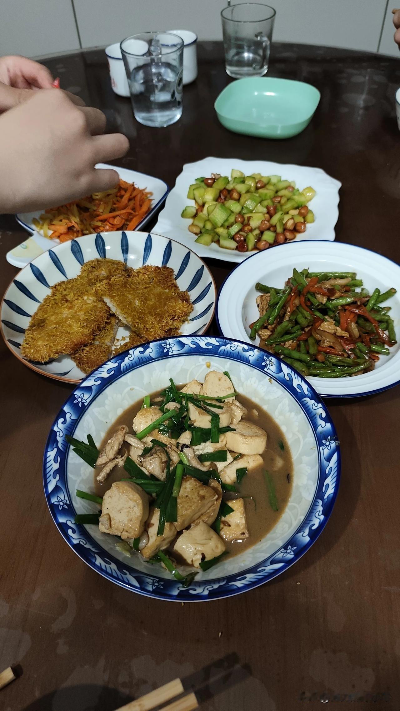 外乡人一家5口人在苏州的晚餐，简单又家常，20元成本，比点外卖强多了。记录我