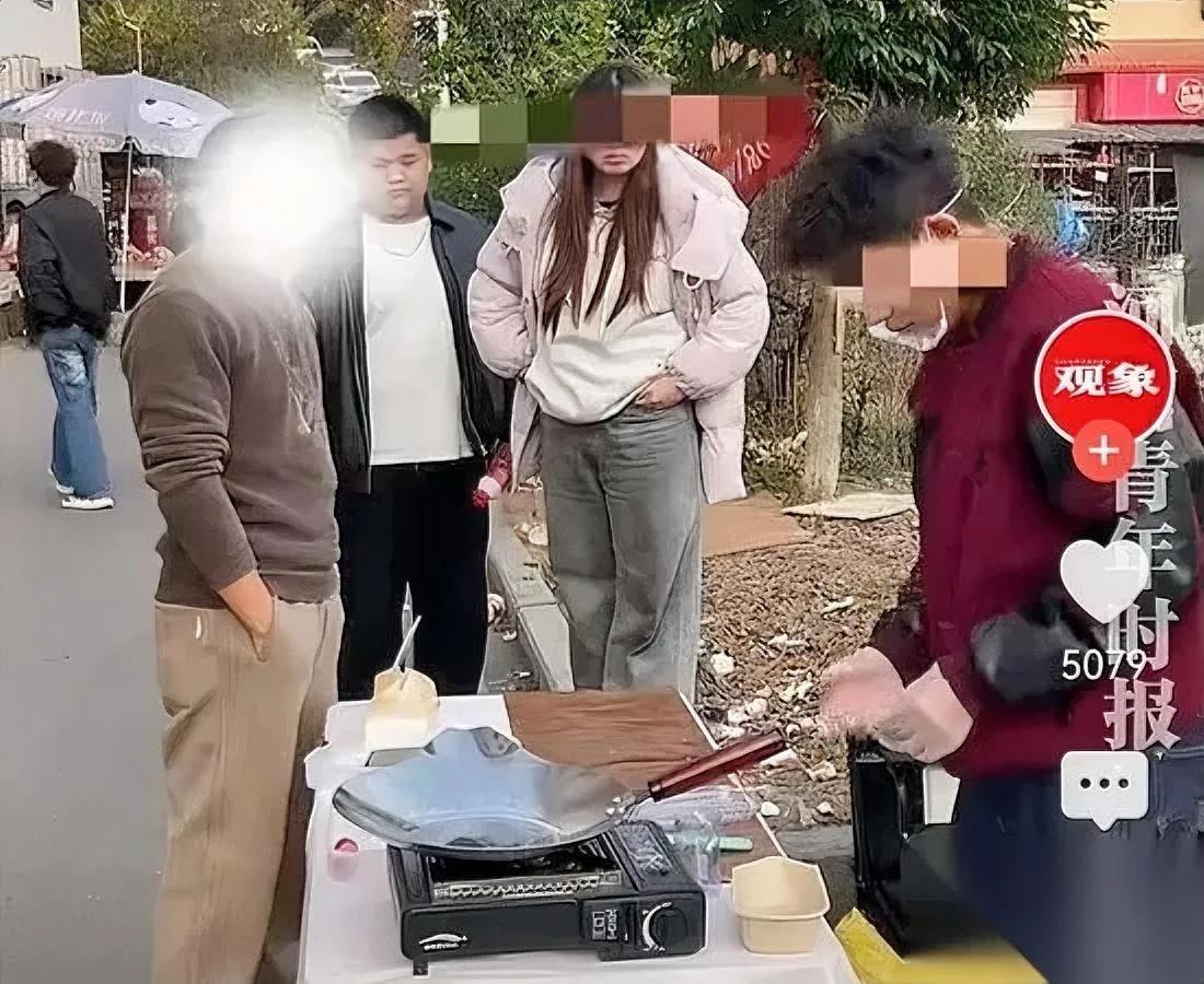 “一串糖葫芦，差点把人送进派出所。”“排队买糖，也能惹祸？”——掀摊那一