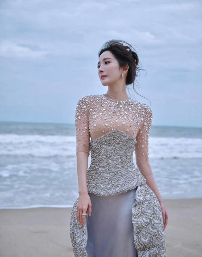杨幂这身胸前设计挺别致，她穿什么都好看，​​​