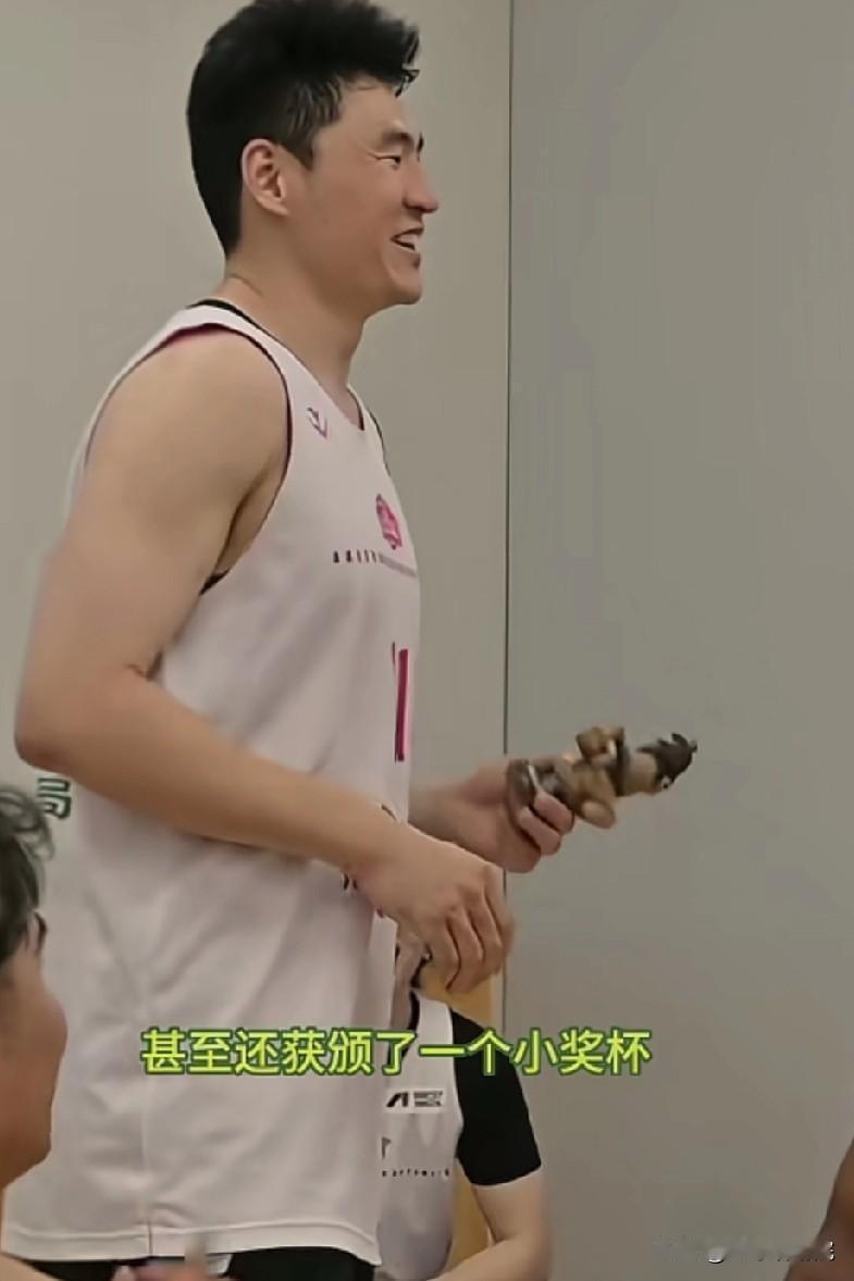 赵柏清日本联赛首秀爆砍18分，其中命中四记三分球。赵柏清在日本联赛成了大腿，