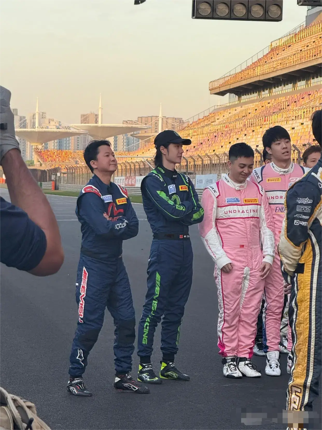 和其他人比，王一博的脚怎么那么小？