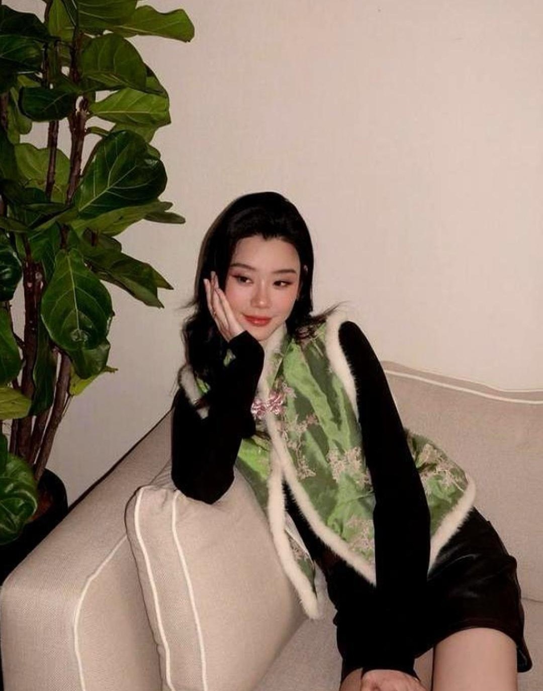 奚梦瑶太强了，硬把欧时力穿出“买不起”的感觉，关键是那件汝窑绿马甲