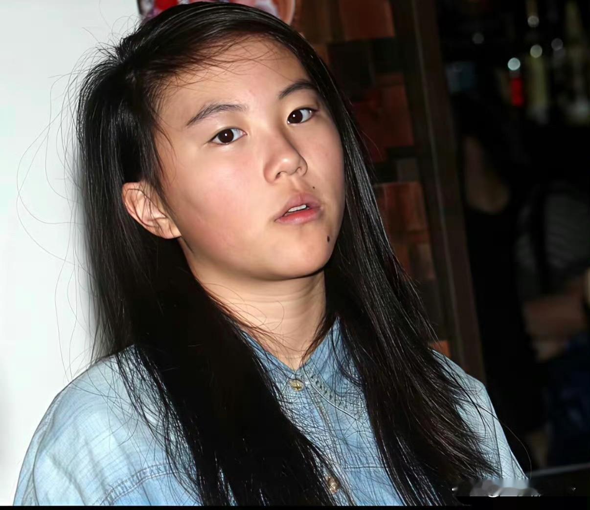 说实话，窦靖童的心病不是自己的长相，而是那句永远摆脱不掉的称呼！窦靖童的长相，从出道吵到现在，爹妈都