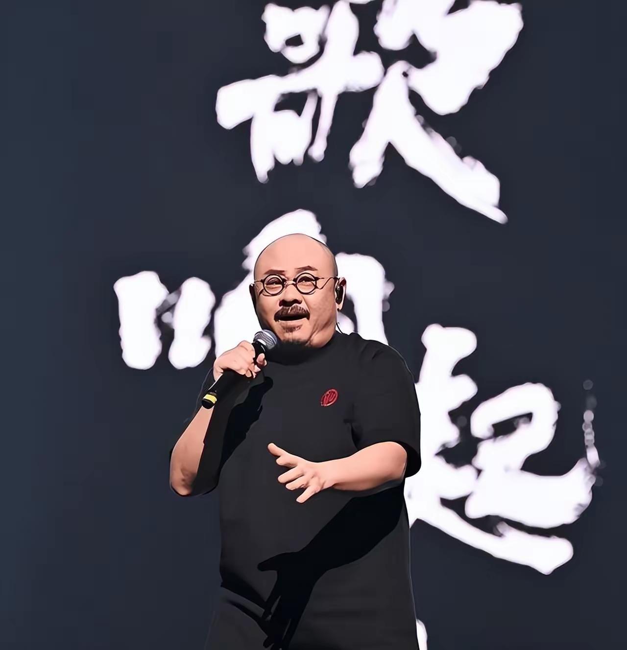 34年前，刀郎还是四川内江歌舞厅的驻唱歌手，收入微薄，生活艰难。他被杨娜吸引，不