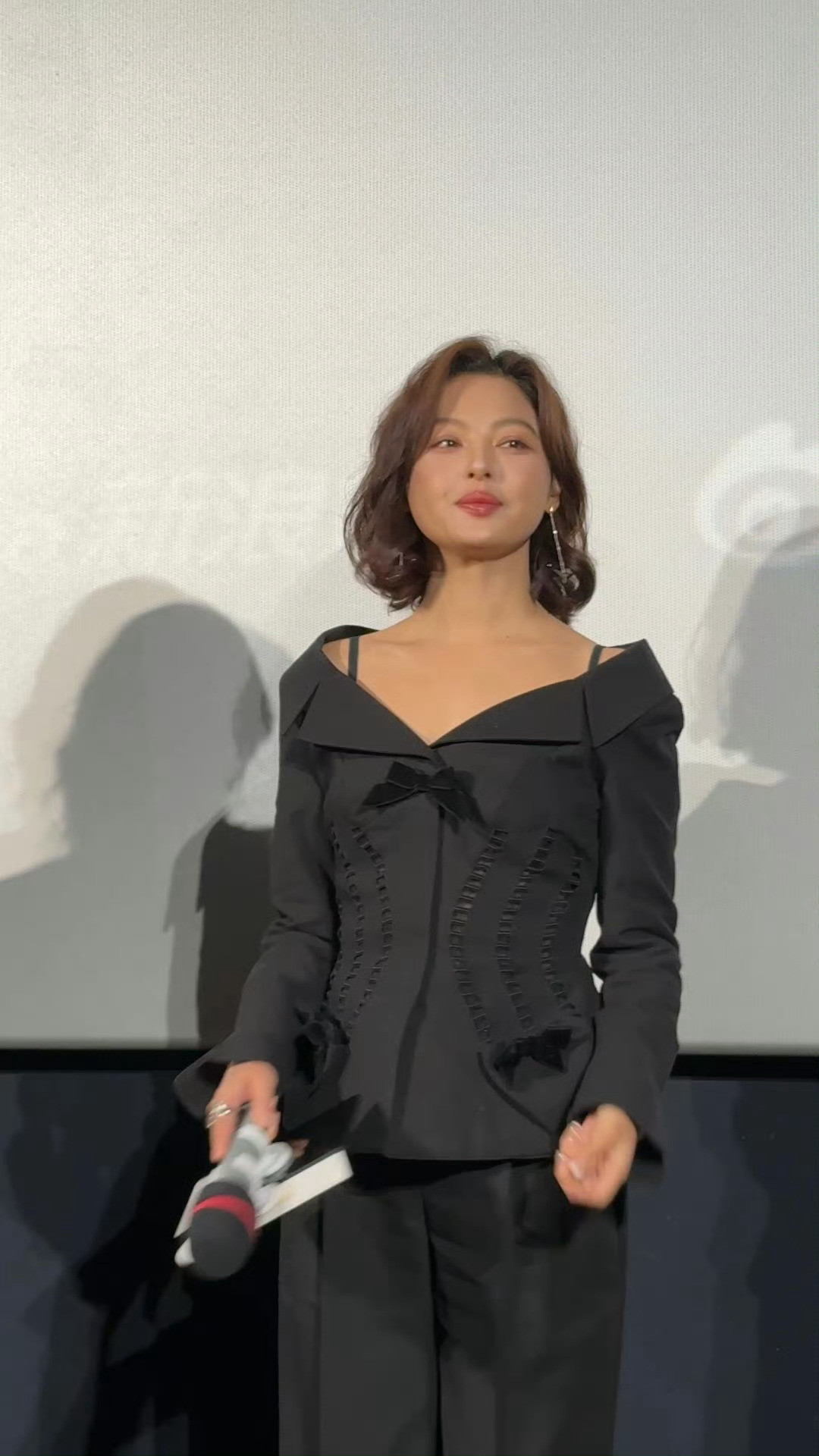 辛芷蕾玩游戏猜条形码就差一句蒸蚌了哈哈哈哈，好可爱的蕾蕾！